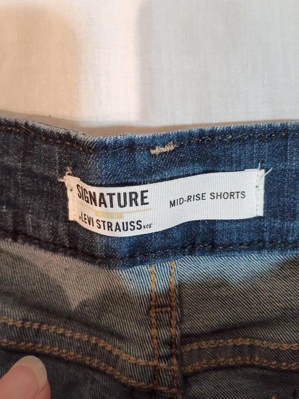 Signature Levi Strauss/Shorts/Womens 14/Medium Wash/Mid Rise Cuffed Denim Stretc - Picture 4 of 7